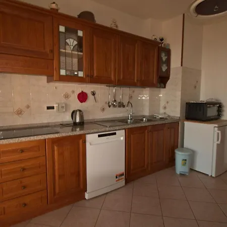 Letizia, Posteggio Privato E Terrazza Panoramica Hébergement de vacances *